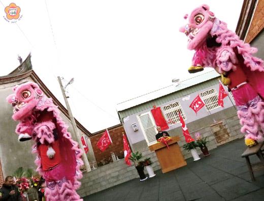   「金門縣蔡氏宗親會」和「瓊林蔡氏十七郎公裔孫基金會」的「聯合會館」（圖後的鐵皮屋）於昨日掛牌。（張建騰攝）