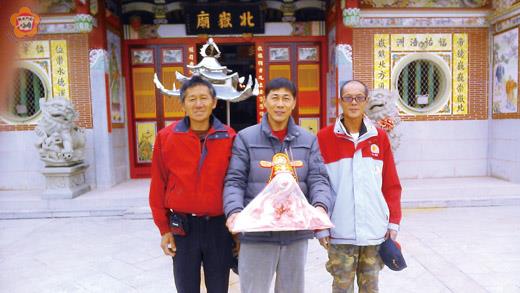   北嶽廟乞龜活動，一早便有民眾陳國琍（中），以三聖筊請回一座。（民眾提供）