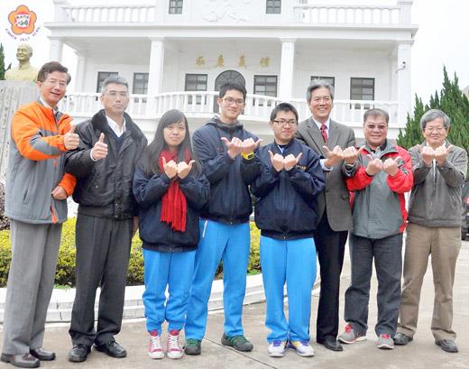 一○三年學測成績揭曉，王大鯤（中）獲滿級分，為金中史上第一人，（中左）為七十三級分的成欣玫，（中右）為七十二級分的楊逸宣；校長蔡錦杉、校務基金會董事長蔡育仁以及家長會長李金贊等一同向三人祝賀。（陳麗妤攝）