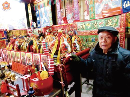   在王世焜的心目中和記憶裡，「蓮法宮」的神明尊尊有來歷，個個有靈聖！。（張建騰攝）