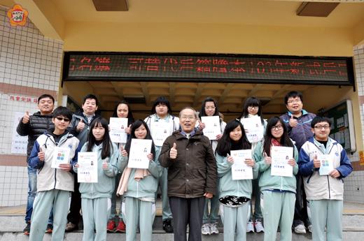   金寧中小學校長許維民推動校園全面「服務學習」，開全縣國中小學校風氣之先，成立服務性志工團隊，引導學生關懷社群。（許加泰攝）