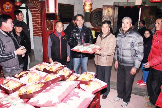   金寧鄉長陳成勇、鄉代會主席楊萬山參與湖南社區的元宵乞龜活動，兩人各乞了大吉祥龜，帶回家吃平安。（許加泰攝）