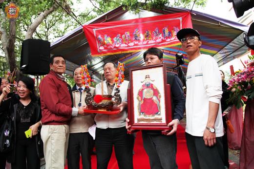 金門旅台李氏宗親會祭祖新舊爐主交接，由理事長李增得(左三)主持，原爐主李忠興之子李增通(左二)將祖爐交給新爐主李江河(右三。（旅台李氏宗親會提供）