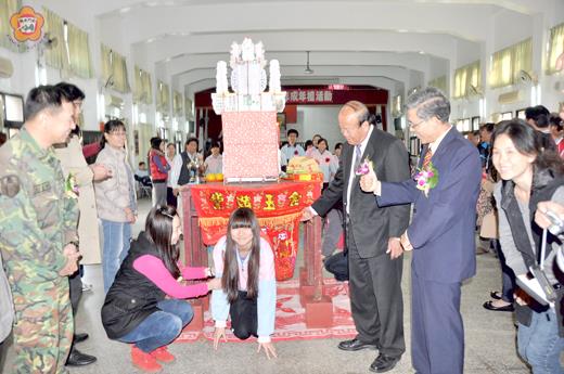 烈嶼地方民俗一直保有成年禮的習俗，鄉公所於每一年循例舉辦成年禮活動，女青年亦參與鑽桌腳等古禮儀式，有性別平等的意涵。（本報資料照片）