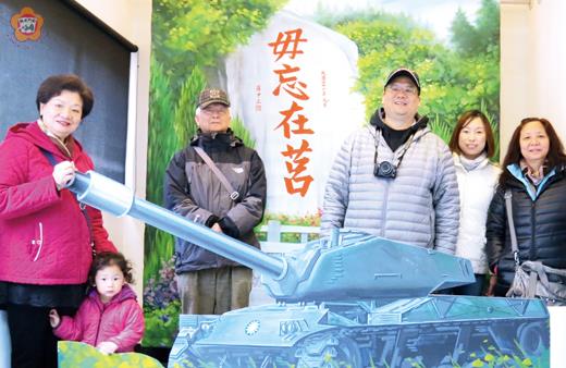   劉力平（右四）、劉國青（右三）等劉家三代特地到金門追尋劉鼎漢將軍留下的遺跡。（張建騰攝）