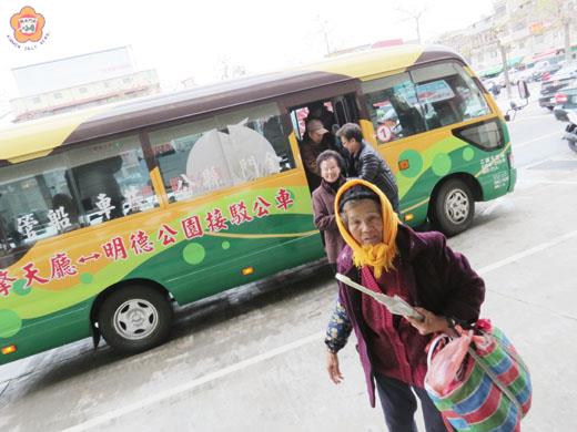   法會專車接駁了近千人上下太武山。（張建騰攝）