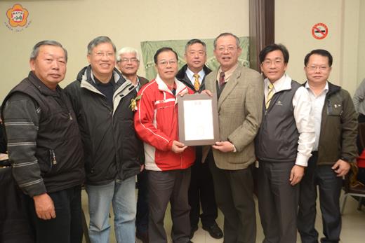   金門縣縣聯社昨春酒聯誼餐會，並於會中頒發今年度的監事當選證書，新任監事主席由楊瑞松接印履新。（董森堡攝）