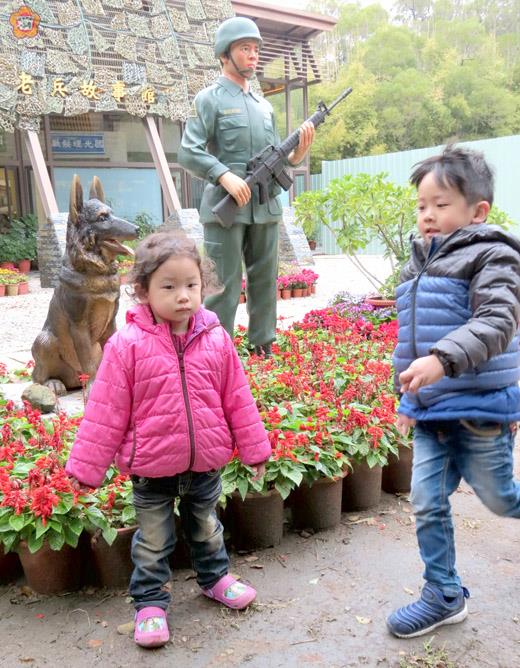   劉鼎漢將軍的曾孫、曾孫女在老兵故事館外玩耍—金門的老兵故事中，應該要有一頁是屬於他們曾祖父的！（張建騰攝）