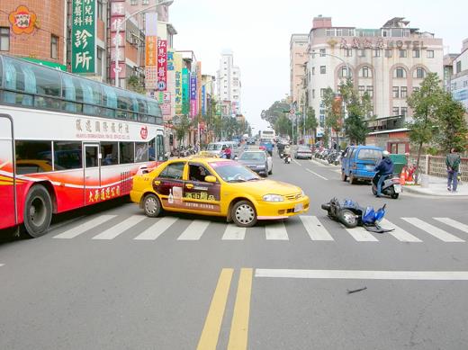 駕駛人疏忽侵犯路權最易造成車禍，威脅生命安全。
（金城警分局提供）