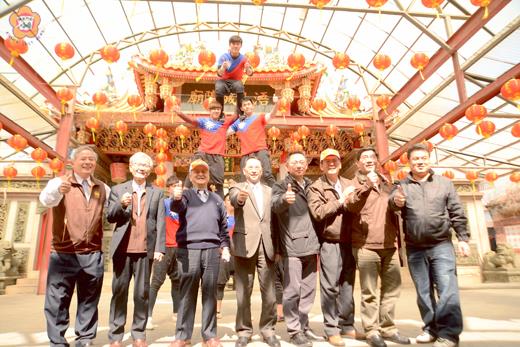   廟前疊羅漢、宣告迎城隍！一年一度金門迎城隍活動已成為台灣宗教文化重要資產之一，金門浯島城隍廟邀請到文化大學國術學生抵金進行展演，並在城隍廟前大秀疊羅漢特技，正式宣告浯島迎城隍即將登場！（董森堡攝）