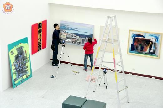   亞洲國際美展將在二十四日登場，展場如火如荼佈展中。
（許峻魁攝）