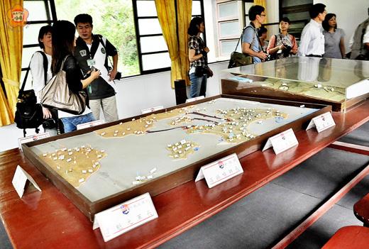   胡璉紀念館中議事桌，模擬保留了胡璉將軍、高魁元軍長、蕭銳副軍長、劉雲翰將軍、羅錫疇師長、劉鼎漢師長、李樹蘭師長、鄭果師長、尹俊師長等人議事的席次。（張建騰攝）  