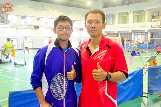 高三學生陳彥霖（左），以恆心毅力減重，除順利一圓加入羽球隊夢想，也讓自己成績進步。（許峻魁攝）