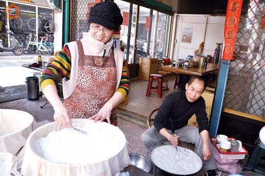   「天恩素食早餐」業者遵?古法手工製作素蘿蔔糕。（翁碧蓮攝）