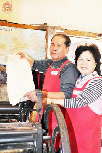 「阿婆麵線店」,迄今逾一甲子的歷史;李其瑞、陳招治夫婦傳承阿婆的手藝。(翁碧蓮攝)