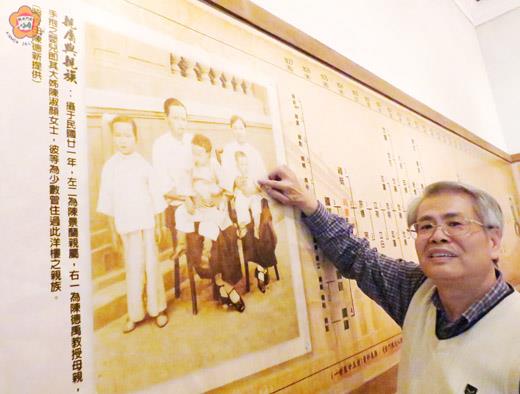   在陳景蘭洋樓〈親屬與親族〉這張歷史照片中，葉華鏞（右）的母親陳淑顏（手指處）才兩歲左右。（資料照片／張建騰攝）