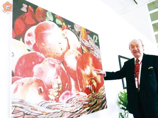   顧重光擅於超級寫實，這次展出的作品為〈紅柳籃子大石榴〉。 （張建騰攝）