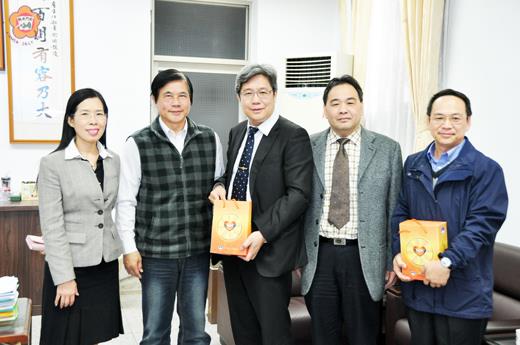 衛生福利部附屬醫療及社會福利機構管理會執行長林慶豐(左起第三人)昨日拜會金門縣政府秘書長盧志輝。(李增汪攝)