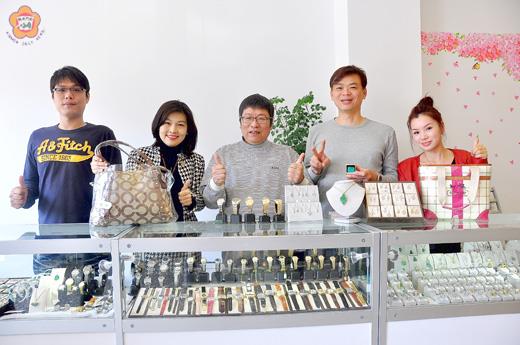 高雄市當舖公會首次來金門辦理流當品特賣，也是金門首見有一場流當品特賣會。（許加泰攝）