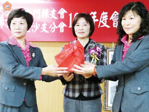   翁麗治（右一）接手婦聯青溪金沙支分會主委一職；原任支分會主委黃秀英（左一）於交接後卸任；監交人為吳昕芮（中）。（張建騰攝）