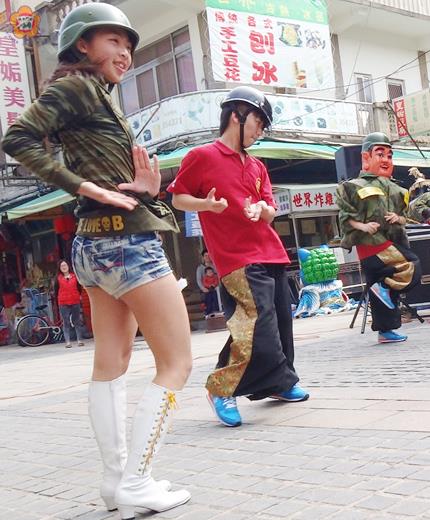   用舞尬街頭，用心愛金門！金門電音風獅爺表演團在街頭獻藝。（張建騰攝）