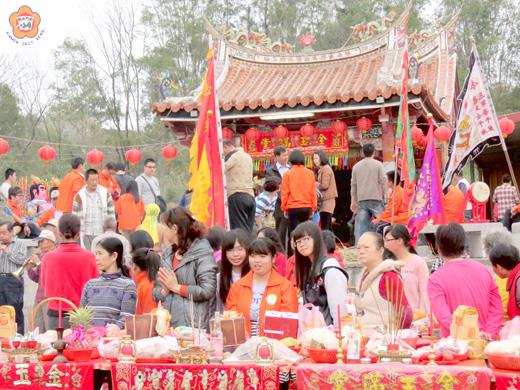 下莊的廟慶一年比一年盛大；人口雖然不多，但是旗幟多，鞭炮多，喇叭多，囡仔多，把廟會喧騰得熱熱鬧鬧，有聲有色。（張建騰攝）