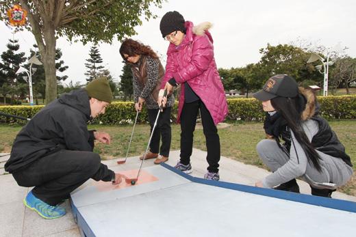   縣府開辦的迷你高爾夫球推廣教學課程中，芬蘭籍的Oskari Edvard Vihervaara 教練由入門課程循序漸進，傳授學員相關專業知識並指導揮桿技術。（縣立體育場提供）