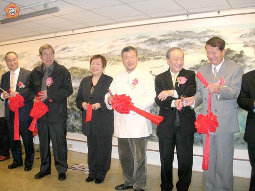李沃源彩墨‧瓷版畫展開幕式貴賓雲集。（縣府台北服務處主任陳永富提供）