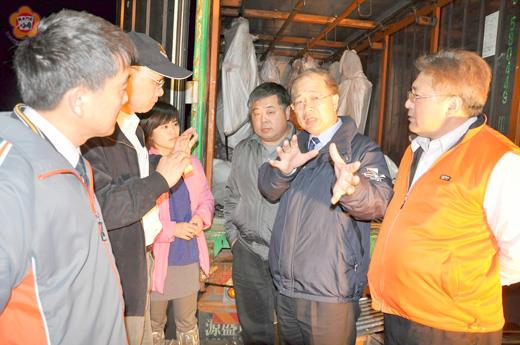 縣長李沃士昨晚親赴中蘭屠宰場了解牛隻屠宰與銷台的作業流程。（翁碧蓮攝）