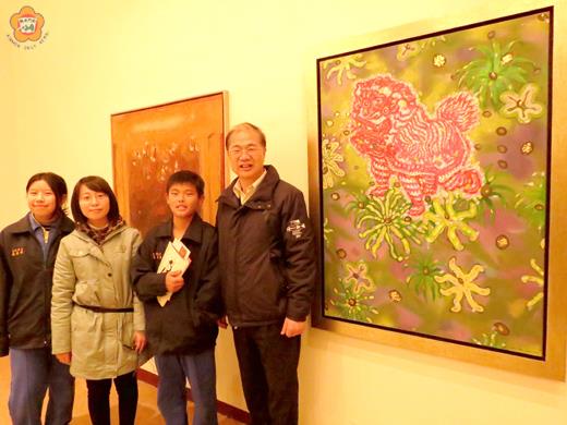   沙中教師李婉琪（左二）帶領學生在亞美展進行教學；李沃士（右一）希望各校多運用展場進行美術教育。（張建騰攝）