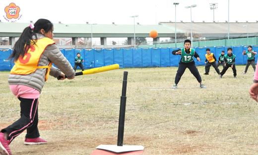   一年一度樂樂棒球賽，金鼎國小（黃衣者）上演敗部復活，擊退金寧中小學的層層防守榮登冠軍寶座。（陳麗妤攝）