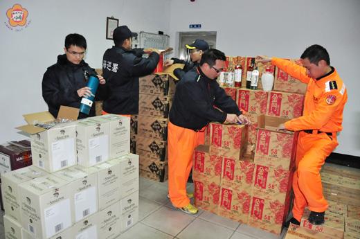   海巡署於昨凌晨，查獲未稅高粱酒、洋酒，價值估約一百二十萬元；海巡署查緝員進行盤點。（許峻魁攝）