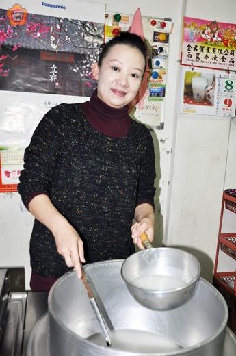王穎的獨門廣東粥作法,是以魩仔魚取代味精,符合現代人追求健康養生需求。(翁碧蓮攝)