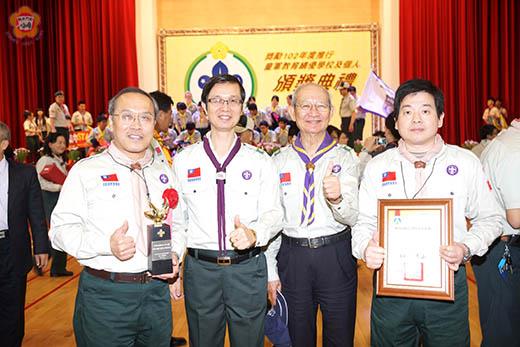   教育部國教署首次辦理獎勵推行童軍教育績優學校，寧中小是金門唯一獲獎學校，校長許維民（左一）、童軍團團長林永進接受國教署署長吳清山（左二）的頒獎殊榮。（寧中小提供）