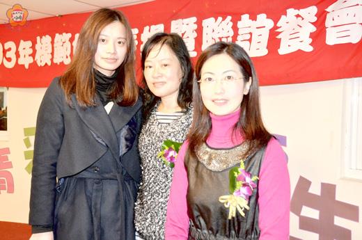 烈嶼鄉獲選模範婦女林淑芬等人接受頒獎表揚後合影。（李金鎗攝）