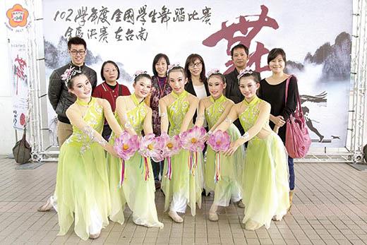   金城國中學生首次赴台參加「一○二學年度全國學生舞蹈比賽」，五位學生（如圖）在團體舞B團民俗舞丙組中，獲全國優等獎，表現不俗。（金城國中提供）