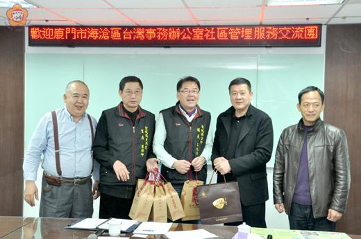   廈門市海滄區人民政府台灣事務辦公室社區管理服務交流團抵金參訪，首站與金城鎮東門社區進行觀摩交流，受到金城鎮長石兆  與社區發展協會理事長許永順等人熱情歡迎，雙方並合照留念。　（莊煥寧攝）