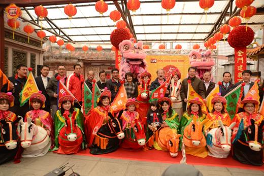 「2014金門迎城隍─浯島宗教文化觀光季」將於四月十二日至五月十二日盛大登場，縣府昨日於浯島城隍廟前廣場舉行活動記者會，由縣長李沃士宣告迎城隍系列活動內容，縣府也特別邀請民間藝陣「醒獅團」及「布馬陣」開場，並由金門縣長李沃士、文化部劉麗貞專門委員與貴賓一起為活動揭開序幕。（董森堡攝）