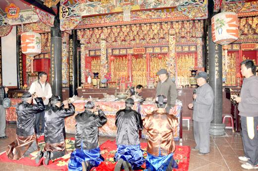 古寧頭李氏三世主房始祖李仕顯的誕辰紀念日，李氏主房族人依循古禮敬祭始祖李仕顯誕辰。（李金鎗攝）