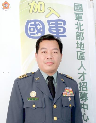 陸軍司令部招募組駐金專員翁克強招募金門一千二百位青年加入國軍行列,將於今年四月一日退役。(張建騰攝)