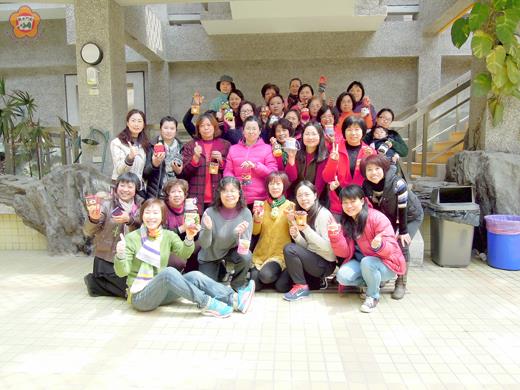 婦女福利服務中心辦「手作DIY」課程,學員與老師手持成品合影。(婦權會提供)