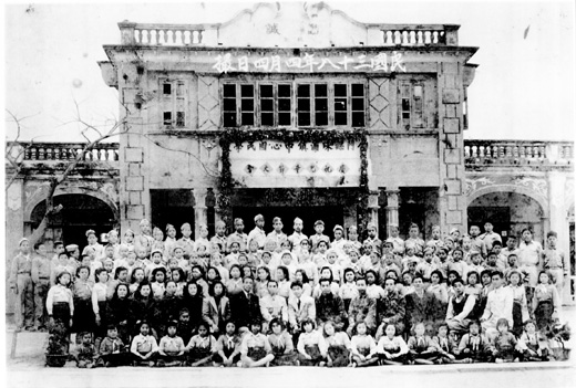 中正國小舉辦回憶九九老照片展示，圖為38年時名珠浦鎮中心國民學校慶祝兒童節照片（中正國小提供）