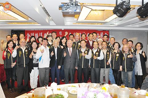 　議長王再生與高雄市金門同鄉會、高雄市浯江金門同鄉會理監事合照。（莊煥寧攝）