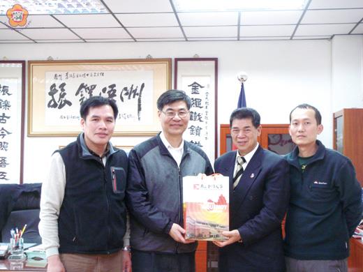 中華民國射擊協會秘書長陳武田(左二)拜會校長李金振,並與金大推動產學合作,推廣射擊課程。(金門大學提供)