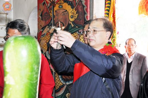  賢聚泰安宮福佑聖侯恩主聖誕千秋慶典昨舉行，縣長李沃士特別率領秘書長盧志輝及縣府一級主管前往拈香，祈祝神明保境安民、風調雨順。
（李增汪攝）