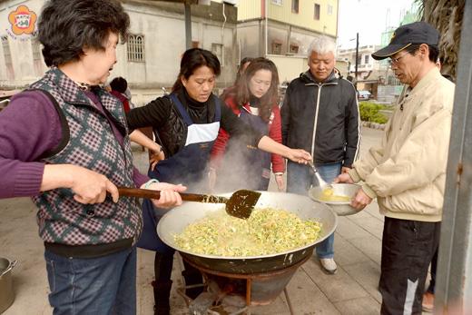   古崗社區發展協會進行研習活動，邀請到社區民眾學習「包七餅」的閩南傳統文化，學員們從清洗食物、剁切原料、烹煮菜餚到最後包七餅，瞭解「七餅」的製作過程及歷史緣由。（董森堡攝）