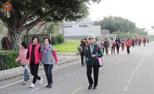   金沙鎮社區健康營造中心，為中心志工辦健走活動，推廣運動的好處，盼藉志工向外推廣形成全民運動風氣。（陳麗妤攝）