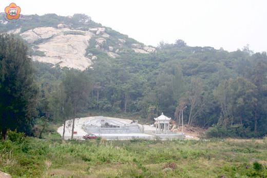 位在猛虎山（虎螺山）下的手臂陵園走一圈要一百六、七十步；墓主李熾是山西李、山前李、官澳李的共祖。（資料照片／張建騰攝）