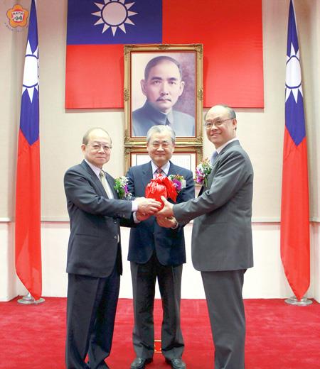 在行政院副院長毛治國(中)監交下,福建省政府新任主席鄧振中(右)自卸任主席薛琦(左)手中接下印信,正式走馬上任。(省府提供)