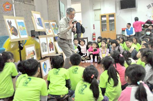 金門縣駐縣作家黃春明昨化身「黃爺爺」到賢庵國小講故事，生動的說故事方式，吸引小朋友的注目，文學大師與學子零距離的對話，在孩子心中築起一座座故事城堡。（陳麗妤攝）